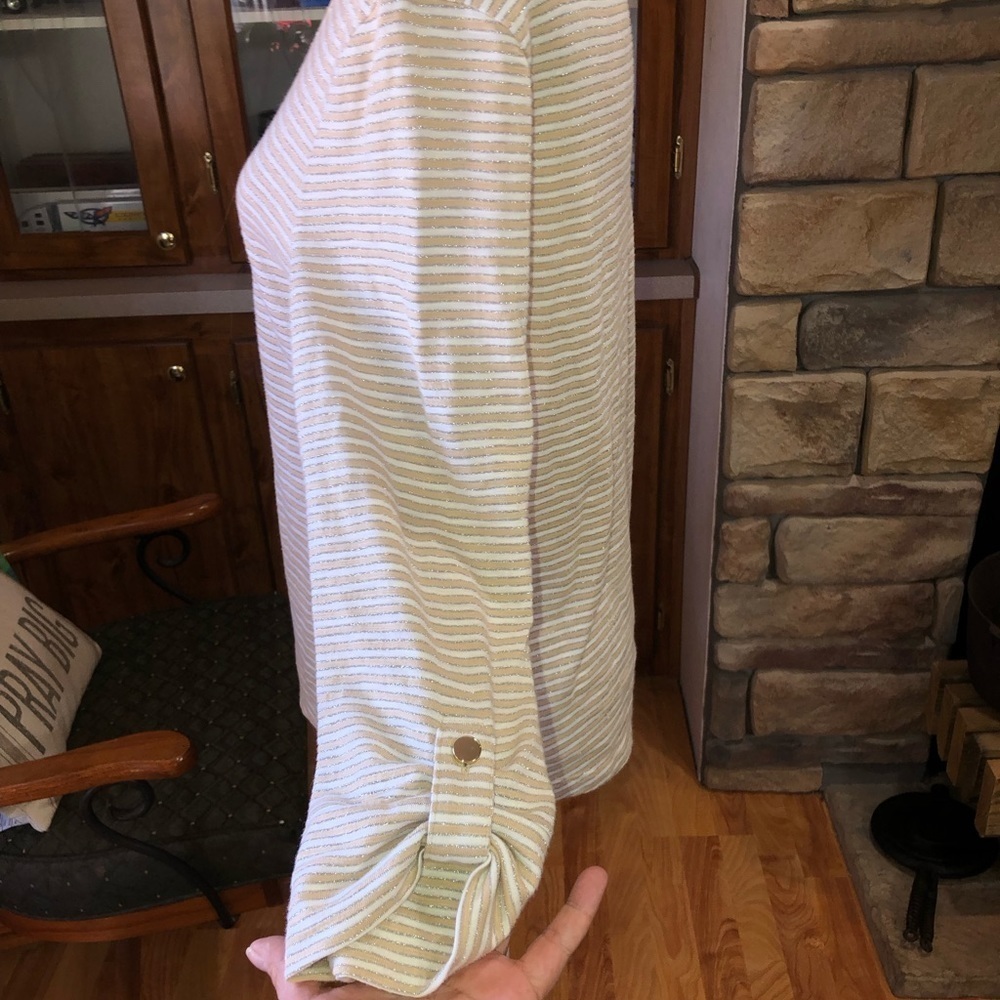 CHICOS SIZE 0 SIZE SMALL THE ULTIMATE TEE WITH METALLIC THREAD THRU TAN & WHITE - Picture 3 of 4